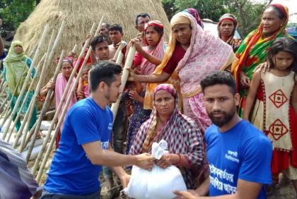 সুনামগঞ্জে বন্যার্তদের পাশে রাবি শিক্ষার্থীরা