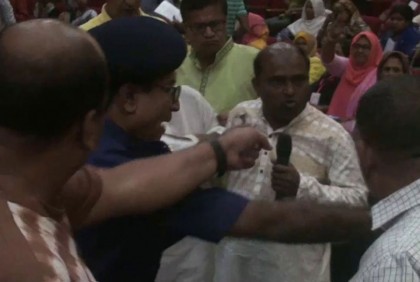 
পৌর নির্বাচনী আচরণবিধি নিয়ে মতবিনিময় সভায় হট্টগোল