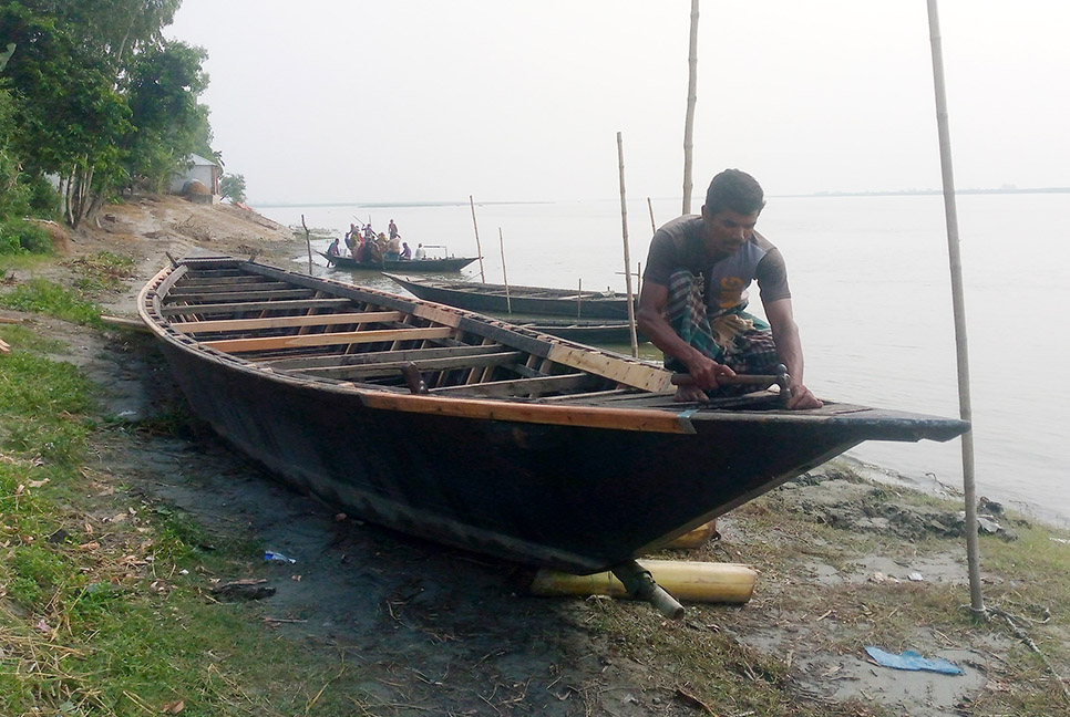 বগুড়ায় নৌকা তৈরিতে ব্যস্ত যমুনাপাড়ের মানুষ