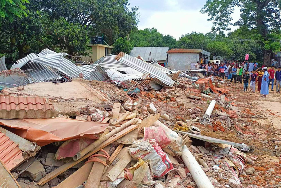 আখাউড়ায় রেলওয়ের ভূমি থেকে অবৈধ স্থাপনা উচ্ছেদ