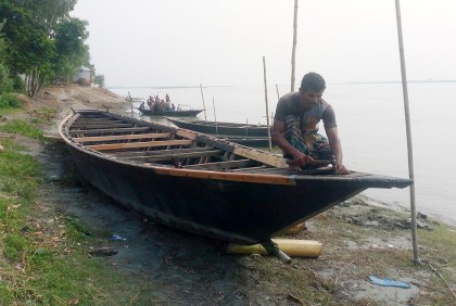 বগুড়ায় নৌকা তৈরিতে ব্যস্ত যমুনাপাড়ের মানুষ