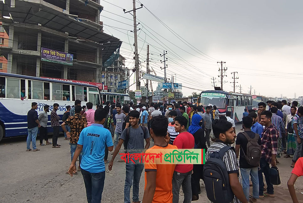 অটোরিকশা চলাচল করতে না দেওয়ায় সিদ্ধিরগঞ্জে রাস্তা অবরোধ