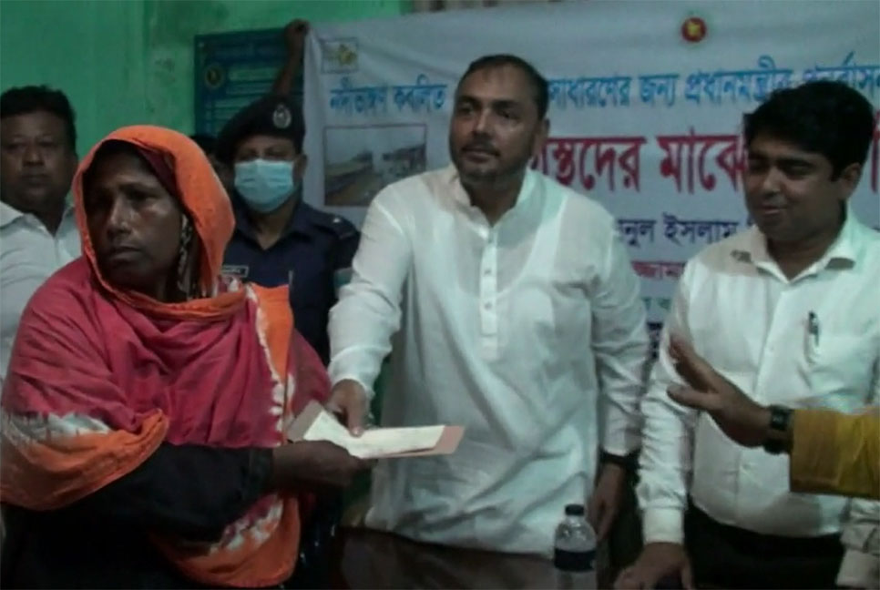 নাগরপুরে নদী ভাঙনে ক্ষতিগ্রস্তদের মাঝে চেক বিতরণ