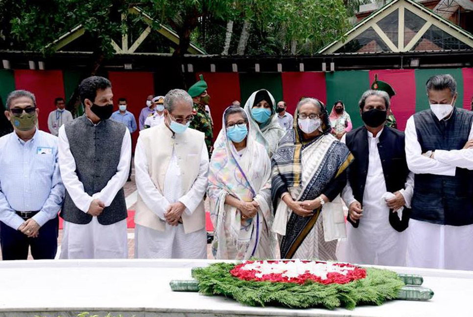 টুঙ্গিপাড়ায় বঙ্গবন্ধুর সমাধিতে প্রধানমন্ত্রীর শ্রদ্ধা