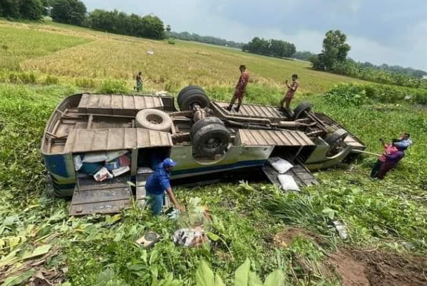 
শরীয়তপুরে যাত্রীবাহী বাস উল্টে আহত ৩০