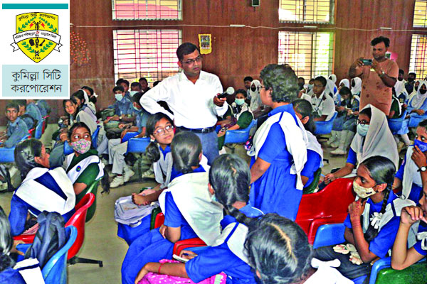 শিক্ষার্থীদের প্রযুক্তির গল্প শোনান ডিসি