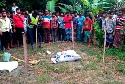 শিশুকে অপহরণের পর গলাকেটে হত্যা, স্থানীয়দের অভিযোগ ‘পরকীয়ার বলি’ 