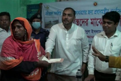 নাগরপুরে নদী ভাঙনে ক্ষতিগ্রস্তদের মাঝে চেক বিতরণ