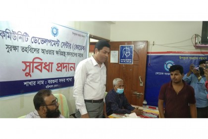 বরগুনায় আর্থিক সহায়তার চেক হস্তান্তর