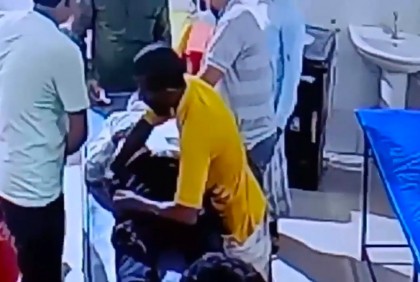 দুর্ঘটনায় আহত শিক্ষকের পকেট থেকে টাকা চুরি, ভিডিও ভাইরাল