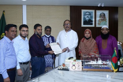 সিআরপিকে ১৫ বিঘা জমির কাগজপত্র হস্তান্তর করলেন রাসিক মেয়র