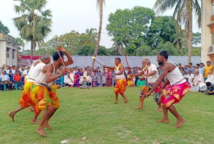 
কোটালীপাড়ায় ঐতিহ্যবাহী লাঠি খেলা