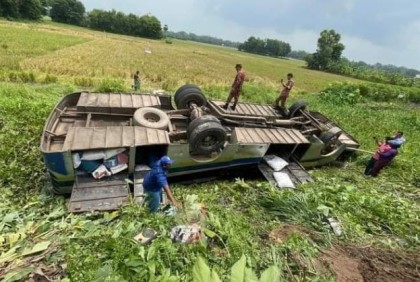 
শরীয়তপুরে যাত্রীবাহী বাস উল্টে আহত ৩০