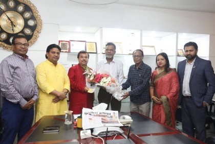 বসুন্ধরা মিডিয়া অ্যাওয়ার্ড পাওয়ায় দেশ রূপান্তরের শোয়েব চৌধুরীকে রূপায়ণ গ্রুপ চেয়ারম্যানের শুভেচ্ছা উপহার

