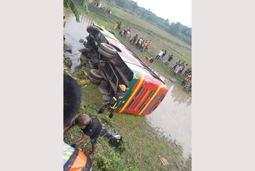 খুলনায় যাত্রীবাহী বাস খাদে, প্রাণ গেল দু’জনের