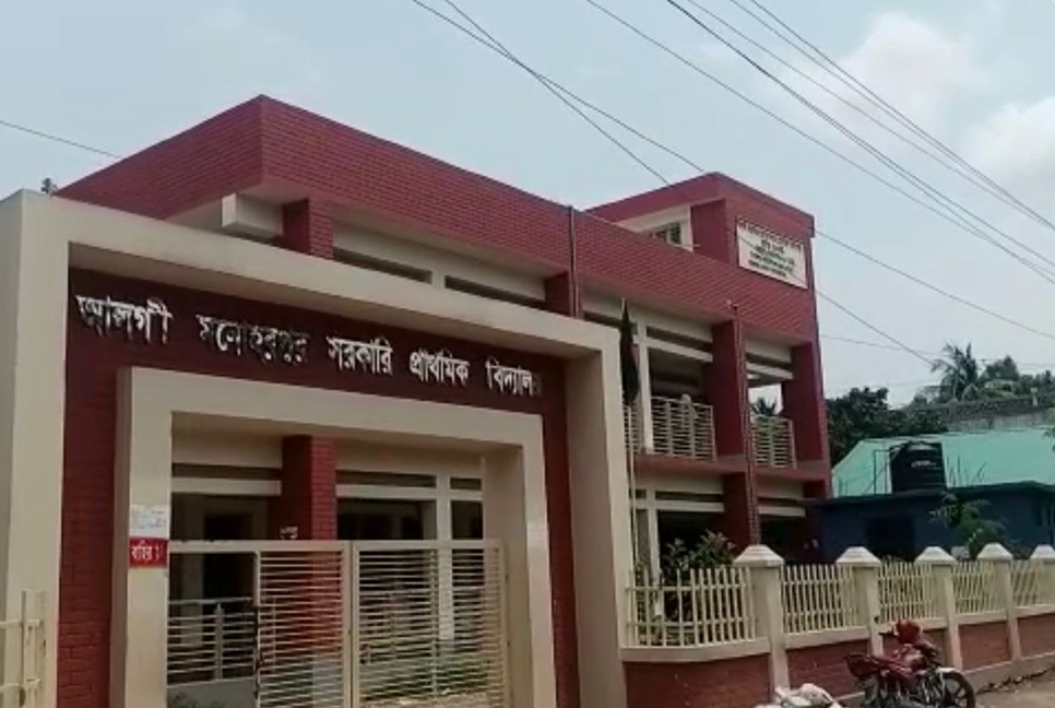 প্রধান শিক্ষককে পেটালেন নৈশপ্রহরী