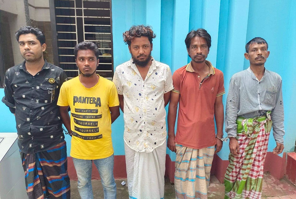সাভারে পুলিশের মাদকবিরোধী অভিযানে গ্রেফতার ৫ 