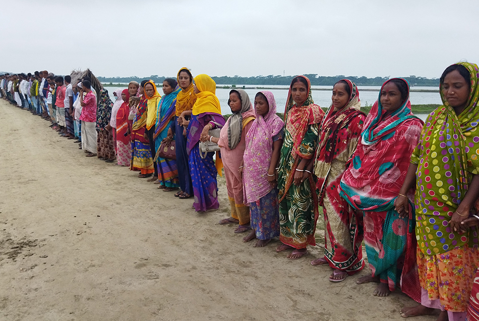 ইচ্ছার বিরুদ্ধে ঘের করছেন প্রভাবশালীরা, জমির মালিকদের বিক্ষোভ