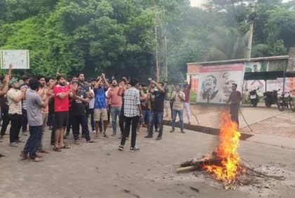 ছাত্রলীগ নেতাকে মারধরের প্রতিবাদে অবরুদ্ধ চবি, বন্ধ শাটল