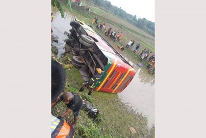 খুলনায় যাত্রীবাহী বাস খাদে, প্রাণ গেল দু’জনের