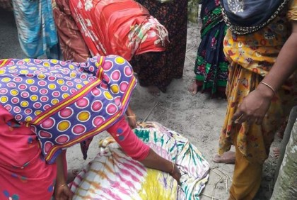 
চিকিৎসকের কাছে যাওয়ার পথে নারীর মৃত্যু, স্বামী-সন্তান হাসপাতালে ভর্তি