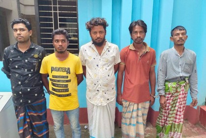 সাভারে পুলিশের মাদকবিরোধী অভিযানে গ্রেফতার ৫ 