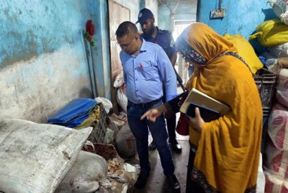দিনাজপুরে বিভিন্ন দোকানে ভোক্তা 
অধিকার আইনে জরিমানা আদায়