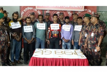 যশোরে তিনটি প্রাইভেটকার থেকে ১৩৫টি স্বর্ণের বার জব্দ, আটক ৬
