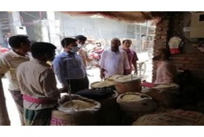 নাটোরে চাল বাজারে ব্যবসায়ীকে জরিমানা