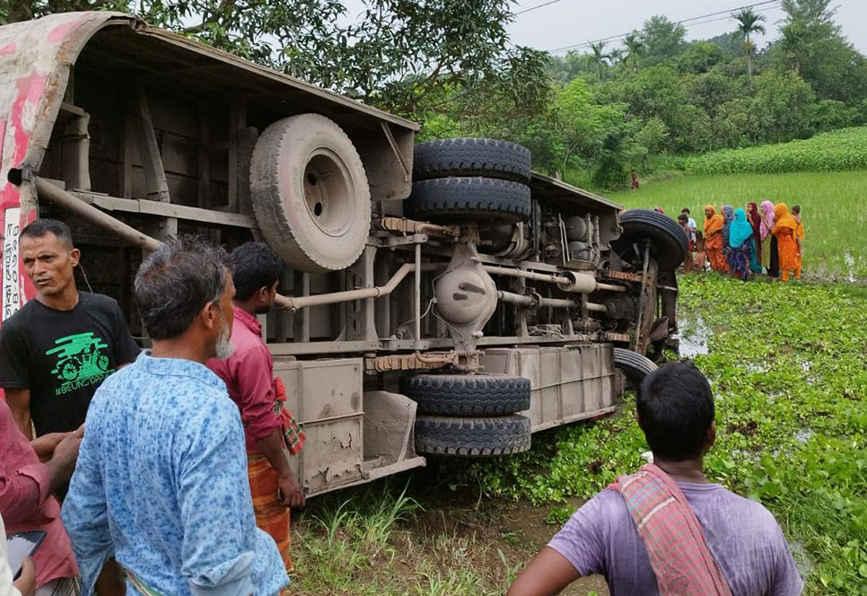 পাবনায় বাস উল্টে নিহত ২, আহত ২০