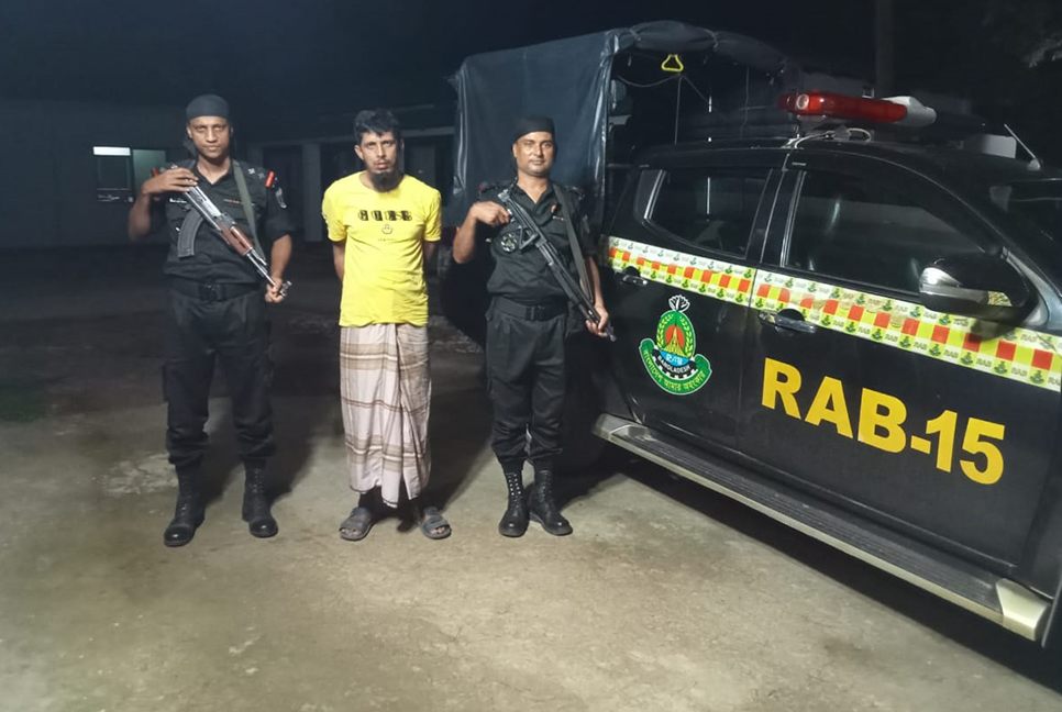 টেকনাফে একাধিক মামলার পলাতক আসামি গ্রেফতার