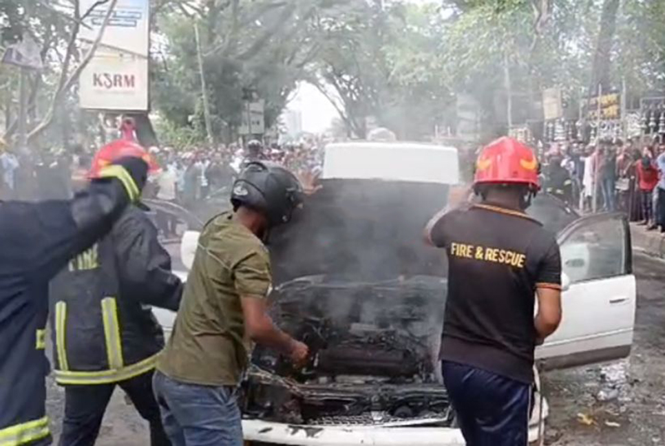 সিলেটে চলন্ত প্রাইভেটকারে হঠাৎ আগুন, আতঙ্ক

