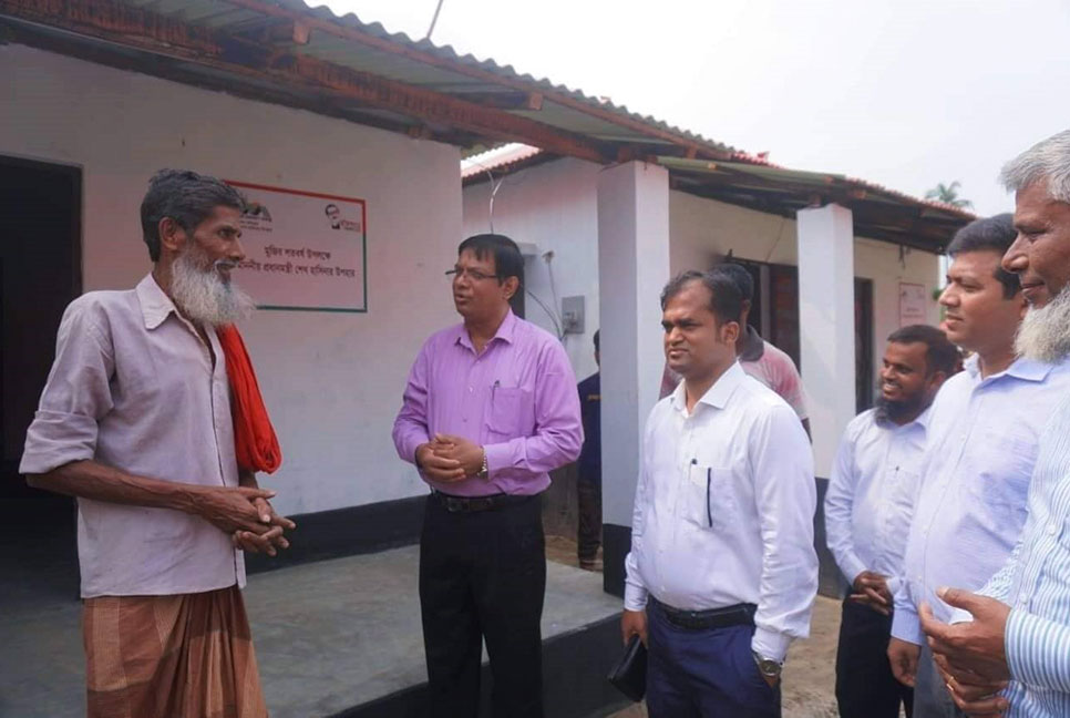 আশ্রয়ণ প্রকল্প পরিদর্শন করেন জিআইইউ মহাপরিচালক