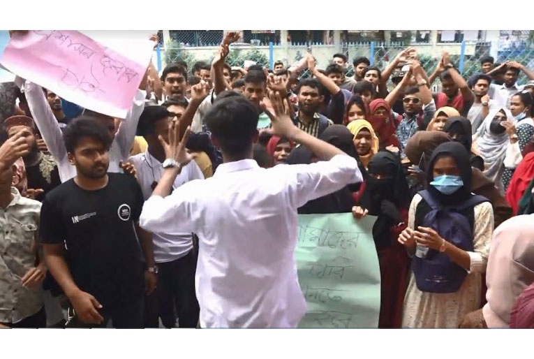 বরিশালে
বিএম কলেজে শিক্ষার্থীদের বিক্ষোভ মিছিল-সমাবেশ 