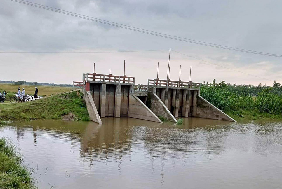 সংযোগ সড়ক না থাকায় জনদুর্ভোগ