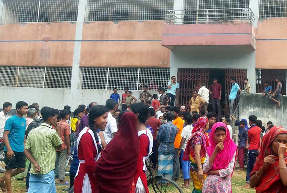 কলম চুরির অপবাদে ১১ শিক্ষার্থীকে পেটালেন শিক্ষক