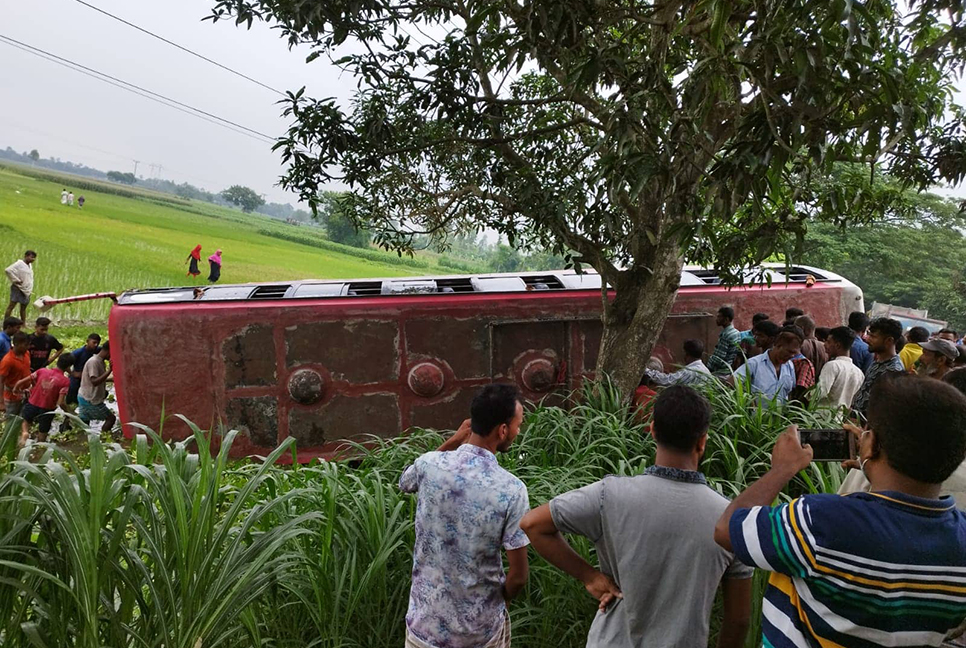 পাবনায় বাস উল্টে নিহত ২