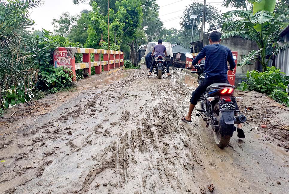 পাকা রাস্তায় কাদা, দুর্ভোগে পথচারীরা