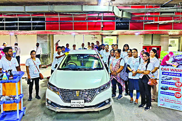 বসুন্ধরা সিটি শপিং মলে গাড়ি ওয়াশ সার্ভিস উদ্বোধন
