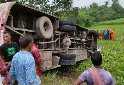 পাবনায় বাস উল্টে নিহত ২, আহত ২০