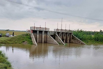 সংযোগ সড়ক না থাকায় জনদুর্ভোগ