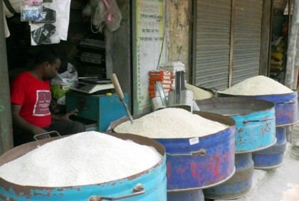 হাকিমপুরে কমছে চালের দাম