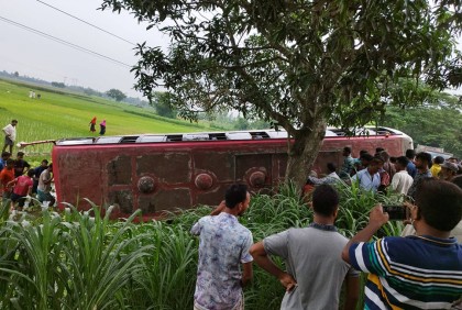 পাবনায় বাস উল্টে নিহত ২