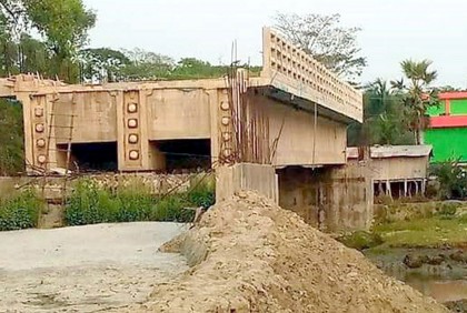 ব্রিজ থাকলেও নেই সংযোগ সড়ক