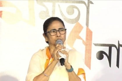 ৬০ রুপি বেতনে স্কুলে শিক্ষকতা করতেন মমতা 

