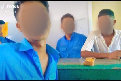 ক্লাসে বসে টিকটক ভিডিও করায় ৩ ছাত্র বহিষ্কার

