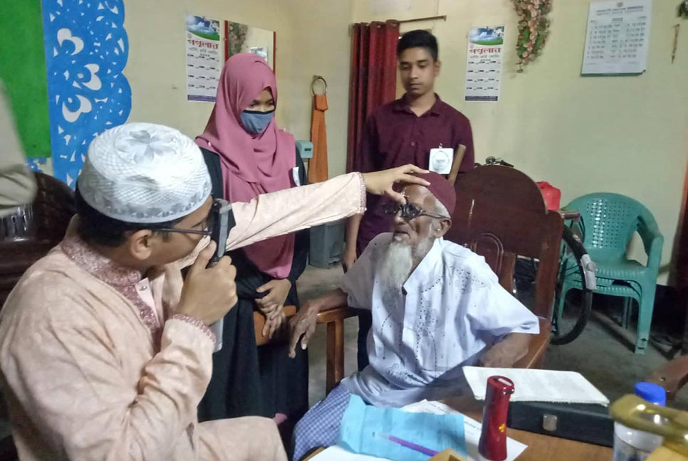 চাঁপাইনবাবগঞ্জে বসুন্ধরা আই হসপিটালের উদ্যোগে বিনামূল্যে চক্ষু শিবির