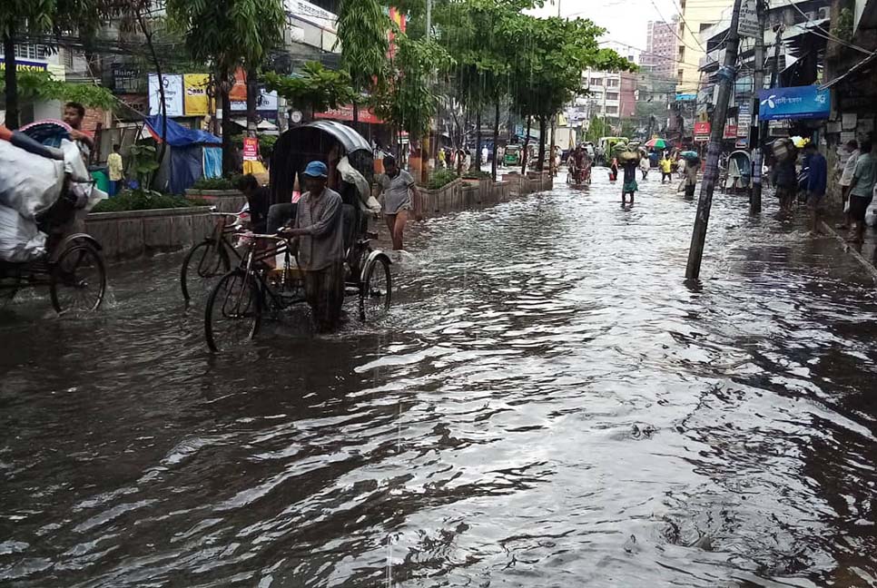 চট্টগ্রামে অল্প বৃষ্টিতেই হাঁটুজল  
