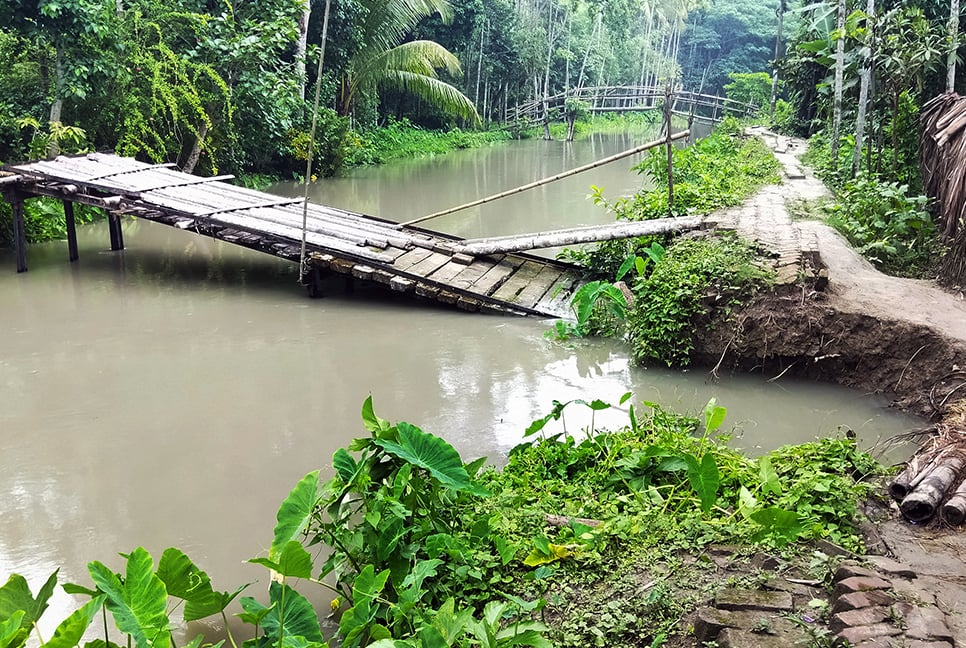 রাস্তা ও কাঠের ব্রিজ সবই গেছে খালে, মানুষের দুর্ভোগ