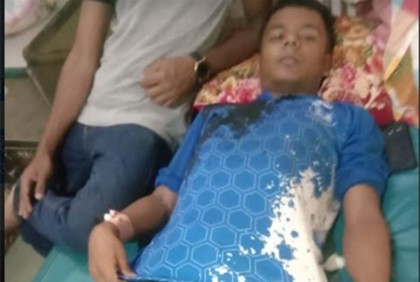 আম পাড়তে গিয়ে কোমড় ভাঙল রাবি ছাত্রের
